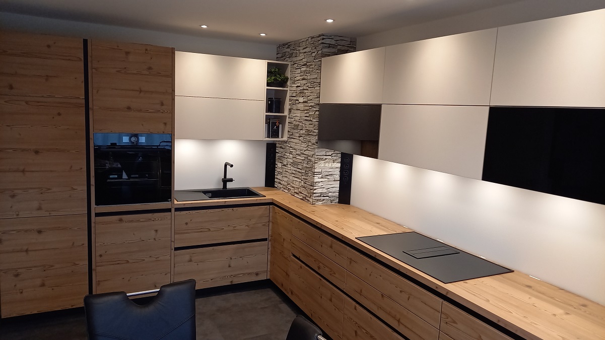 PLEXIGLAS® Küchenrückwand und DESIGN Kaminverbau Kunststoff